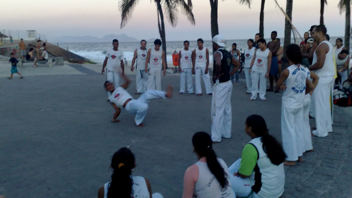 Roda de capoeira ao ar livre no Arpoador, no Rio de Janeiro