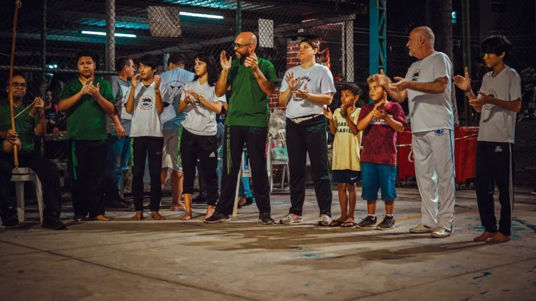 Roda de capoeira tradicional com bateria de berimbaus e coro no Engenho da Rainha, Rio de Janeiro